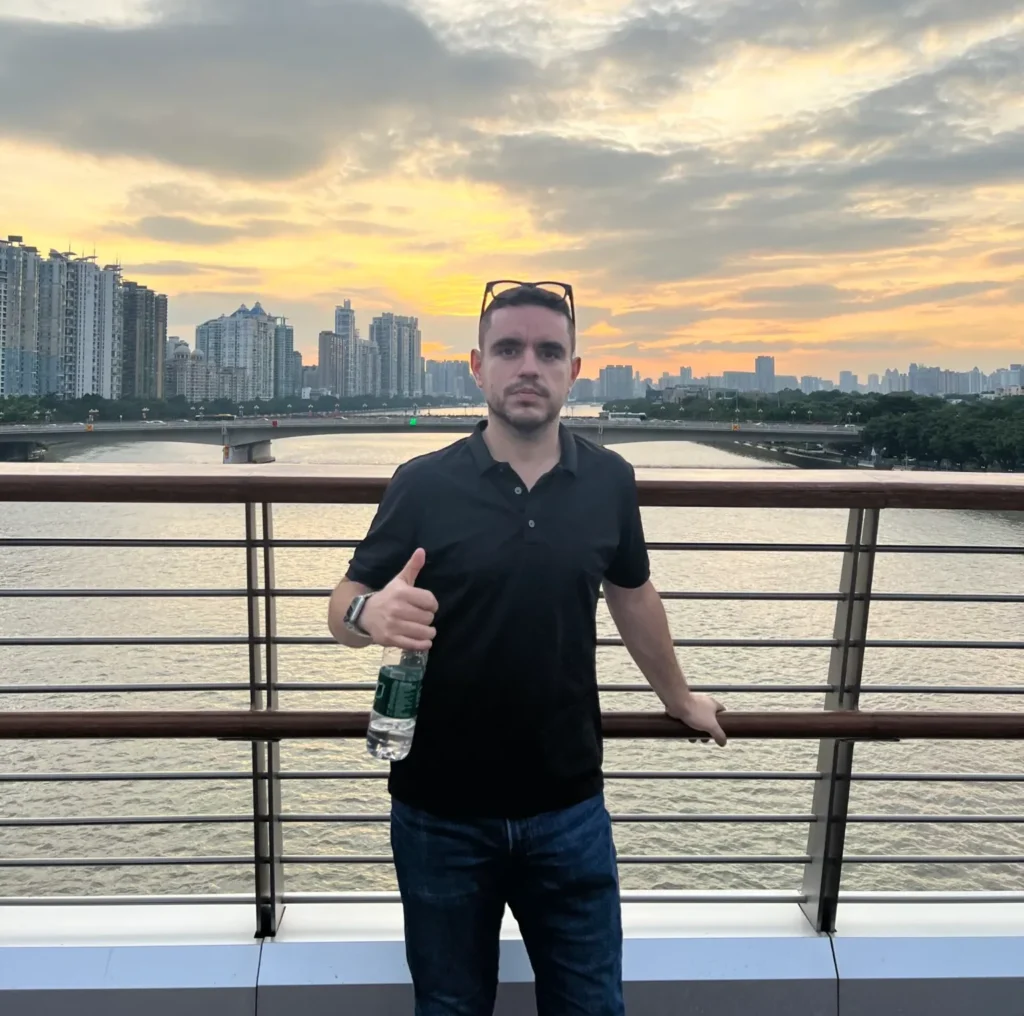Carlos Navalón junto al río Perla en Guangzhou al atardecer