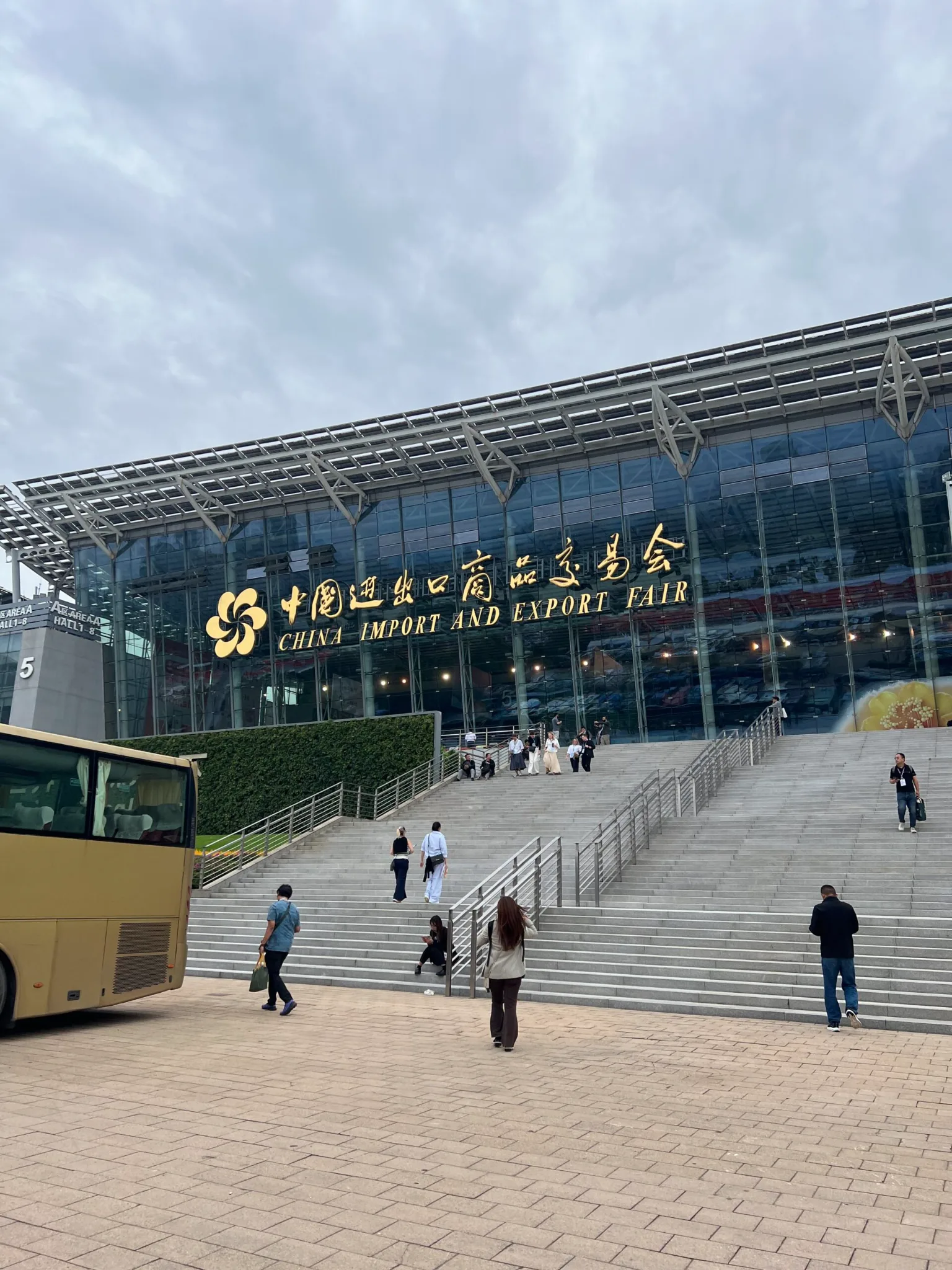 Entrada principal de la Feria de Cantón (China Import and Export Fair) en Guangzhou