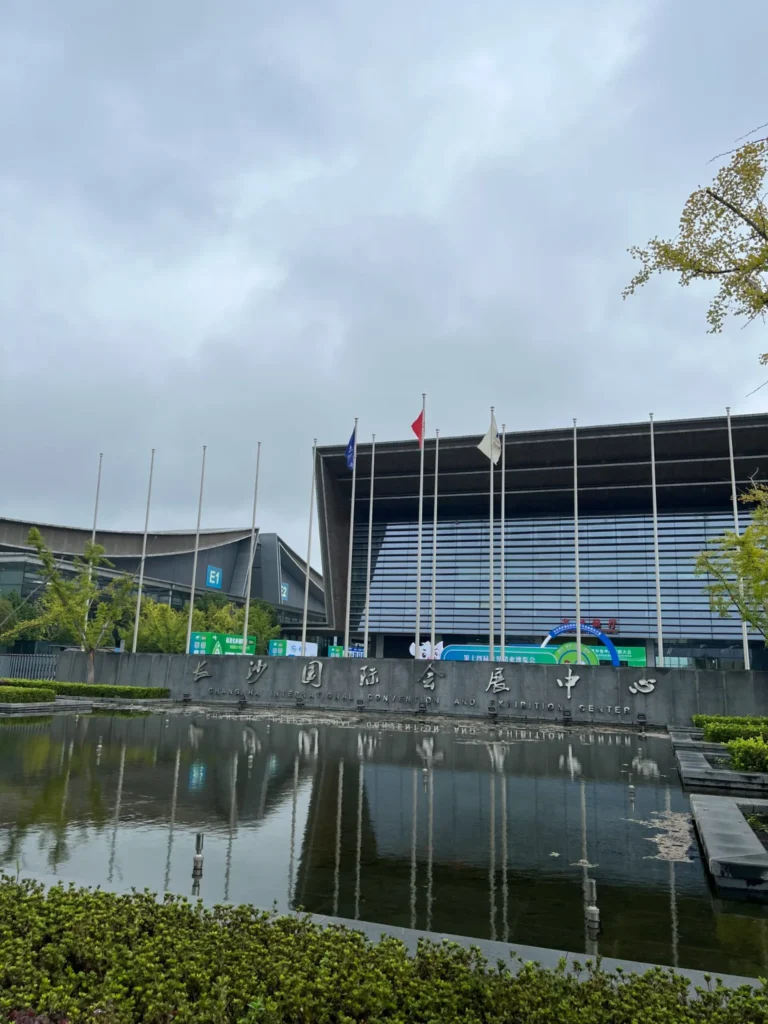 Exterior de un recinto ferial en China con banderas internacionales