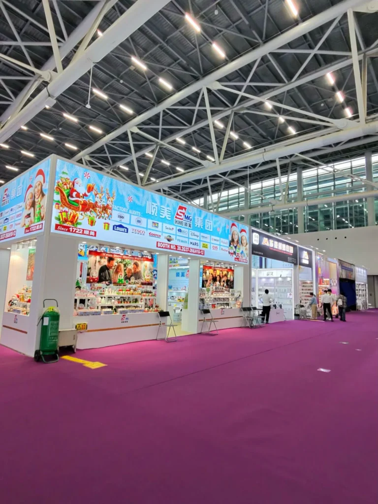 Stands de expositores en un pabellón de una feria comercial en China