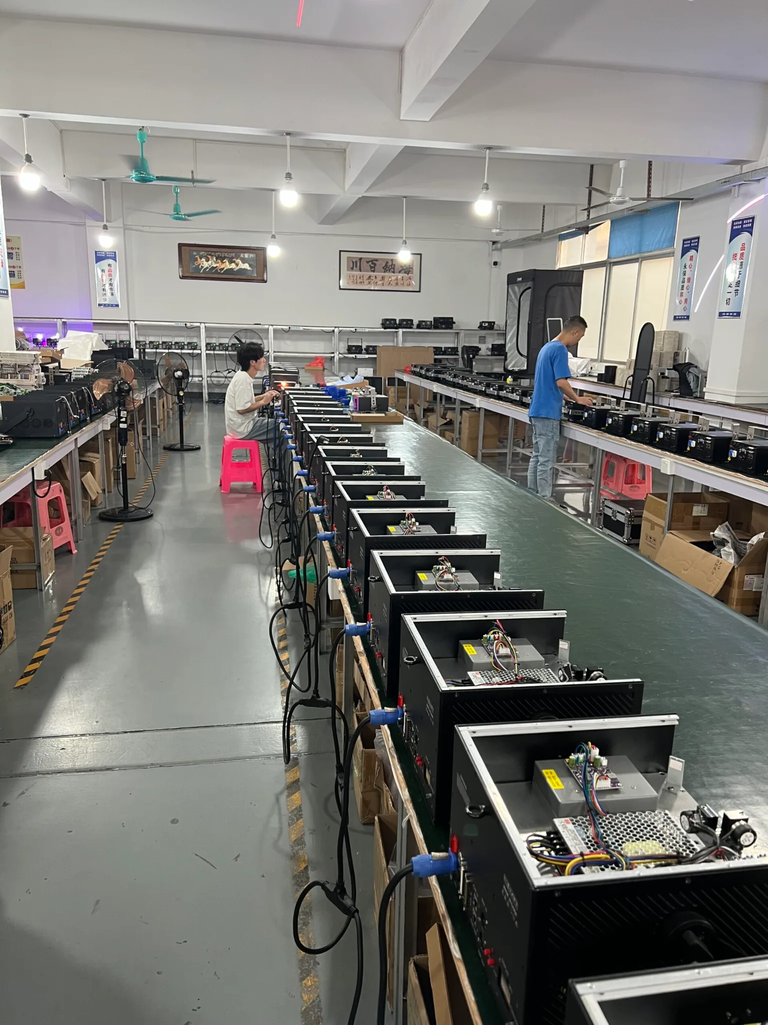 Taller de pruebas y montaje de equipos en una fábrica en China