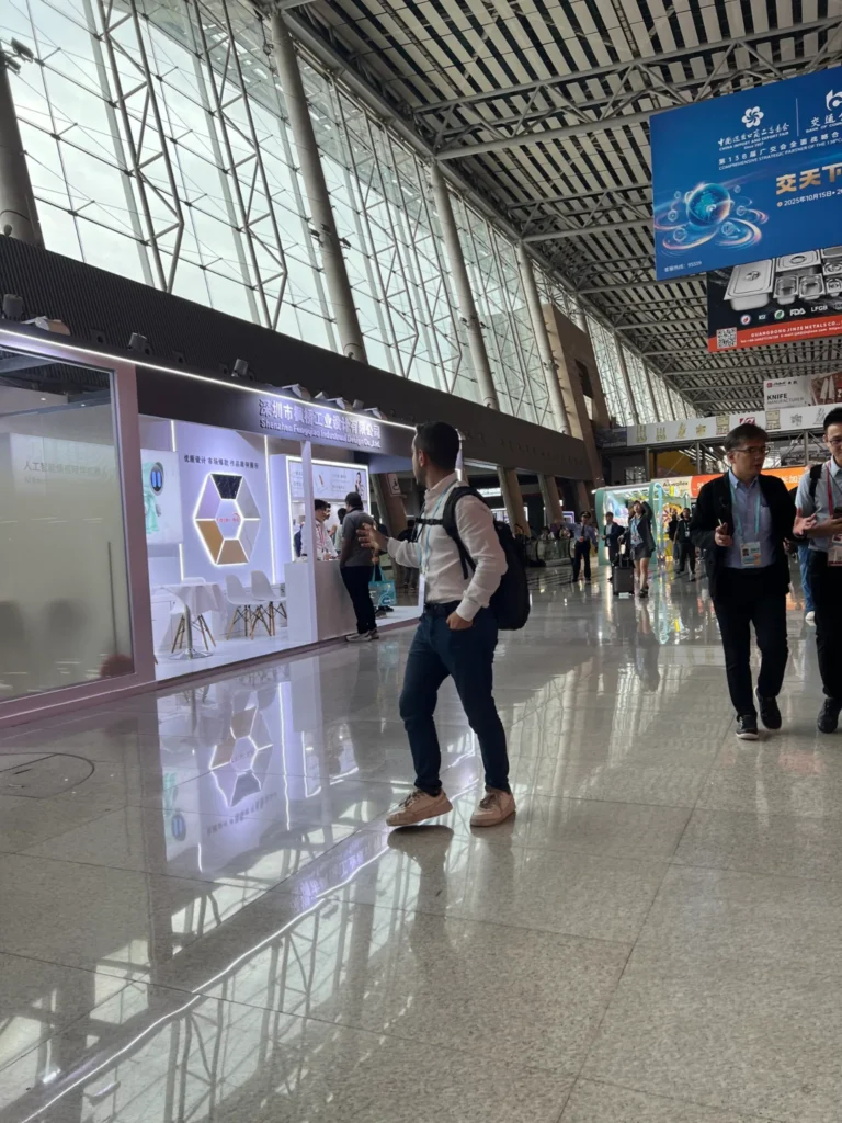 Visitantes profesionales recorriendo el pabellón de una feria comercial en China