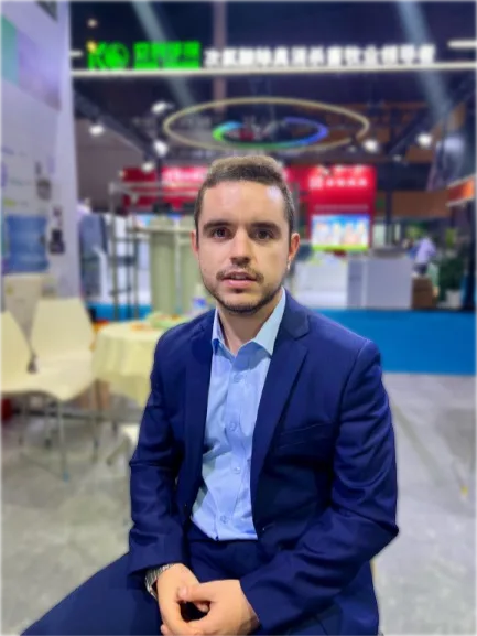 Carlos Navalón, agente en China español, en una feria en China