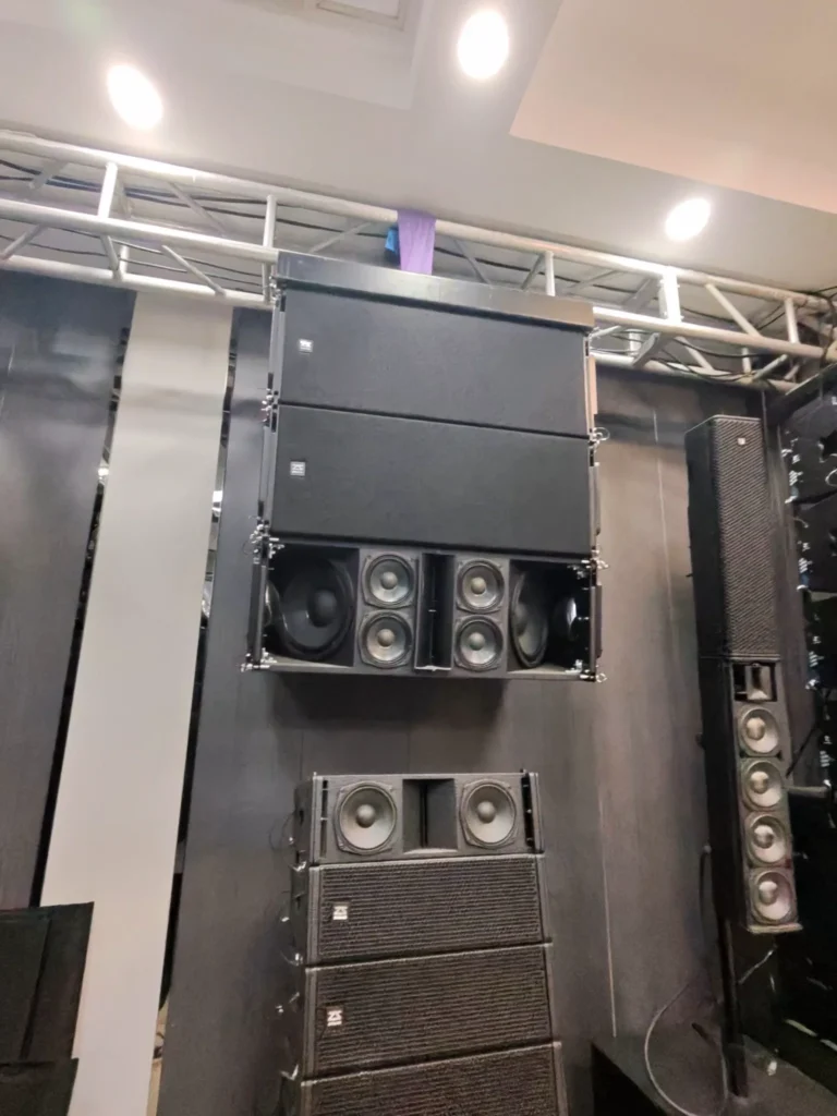 Altavoces profesionales en la sala de exposición de un fabricante chino