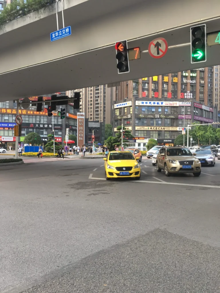 Calle con taxis y semáforos en Chongqing, en los primeros viajes de Carlos Navalón a China
