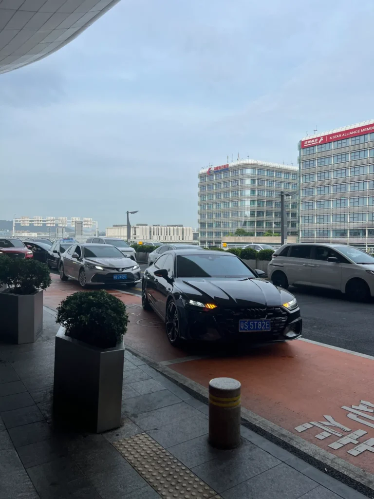 Calle con coches frente a edificios de oficinas en una ciudad china