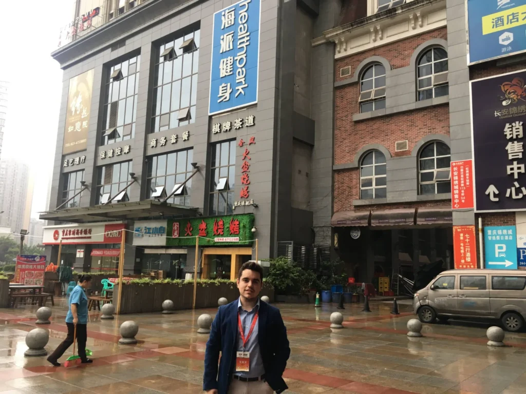 Carlos Navalón con acreditación en Chongqing durante uno de sus primeros viajes de negocios a China