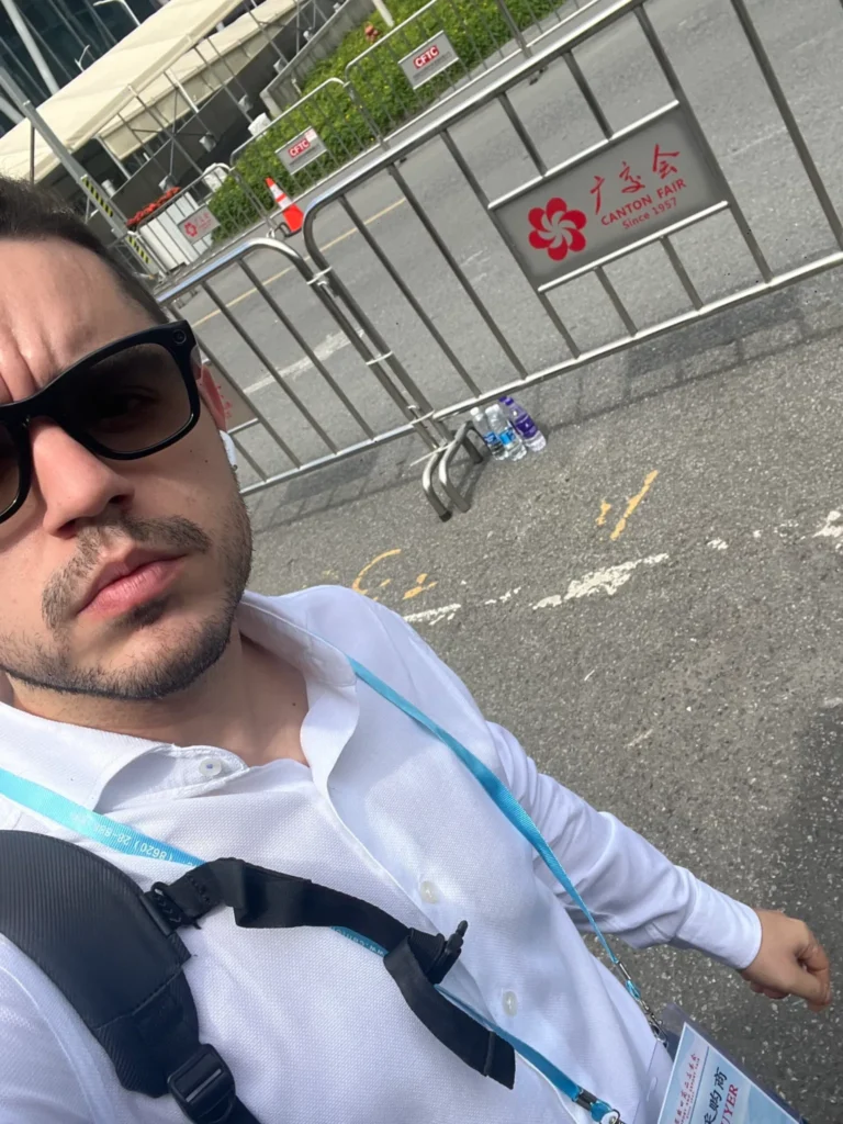 Carlos Navalón con acreditación a la entrada de la Feria de Cantón