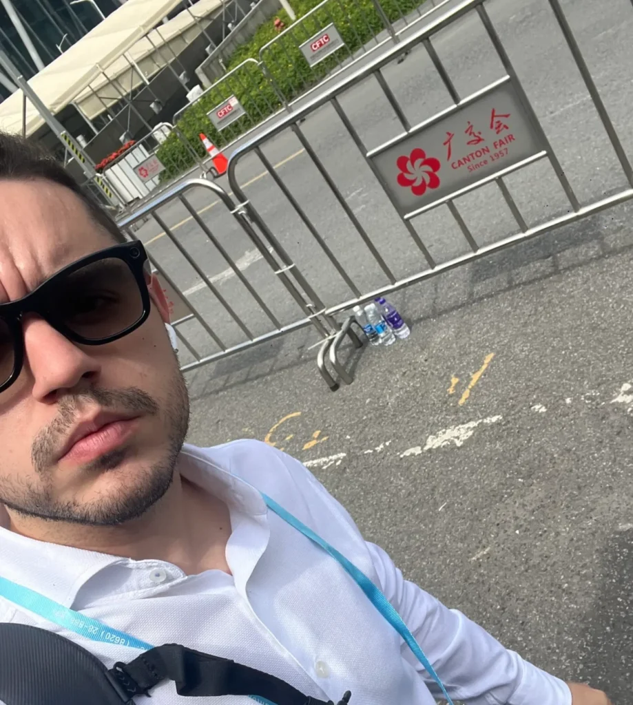 Carlos Navalón con acreditación a la entrada de la Feria de Cantón