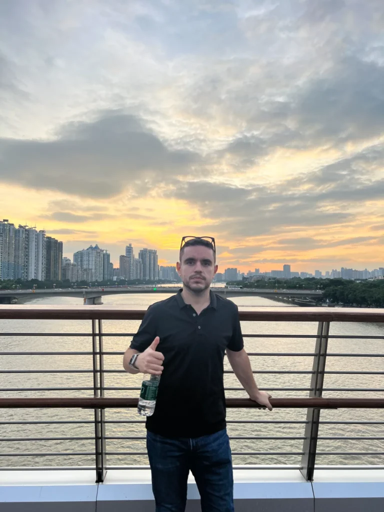 Carlos Navalón junto al río Perla en Guangzhou al atardecer