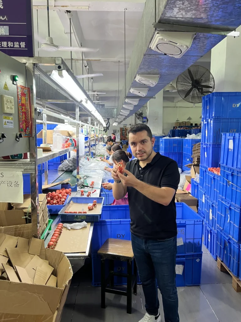 Carlos Navalón explicando el proceso en una línea de montaje de una fábrica en China