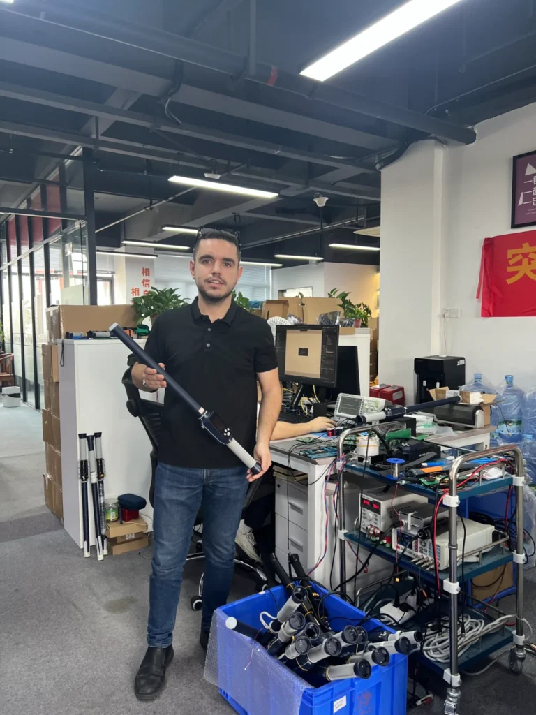 Carlos Navalón revisando un producto en el taller técnico de un proveedor en China