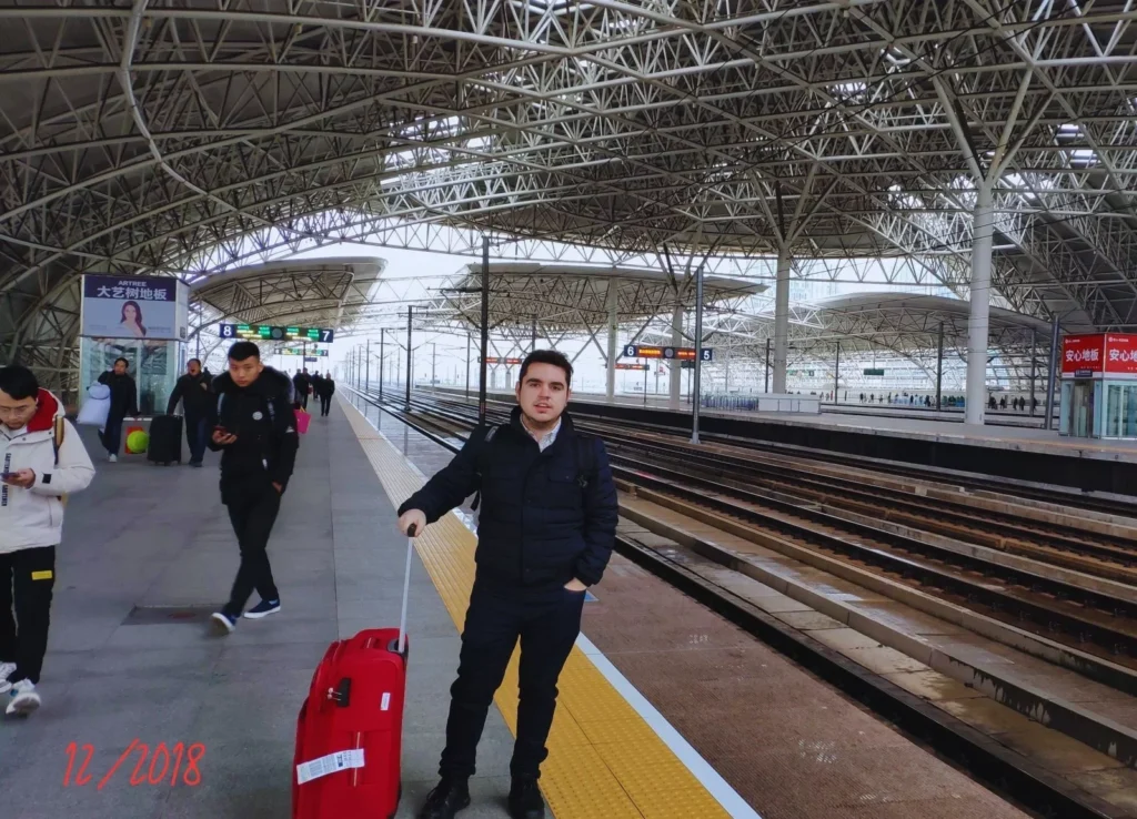 Carlos Navalón en una estación de tren de Suzhou en 2018, durante uno de sus primeros viajes de negocios a China