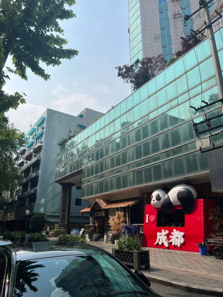 Calle de Chengdu con figuras de pandas y el nombre de la ciudad en chino