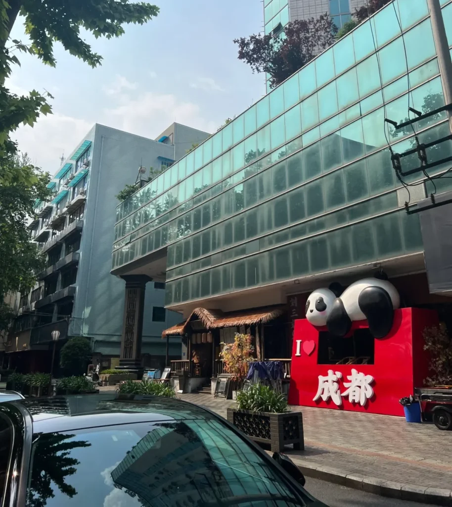 Calle de Chengdu con figuras de pandas y el nombre de la ciudad en chino