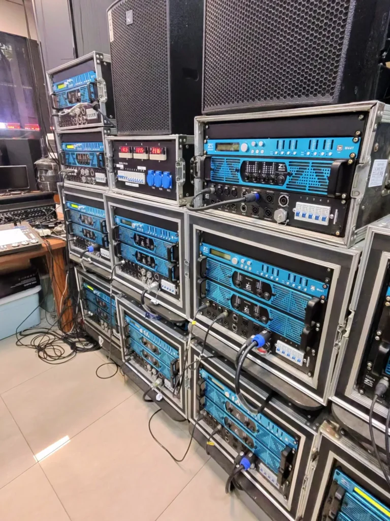 Equipos de sonido profesional preparados para pruebas en un proveedor chino