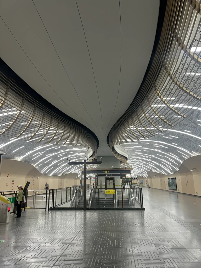 Vestíbulo de una estación de metro moderna en China