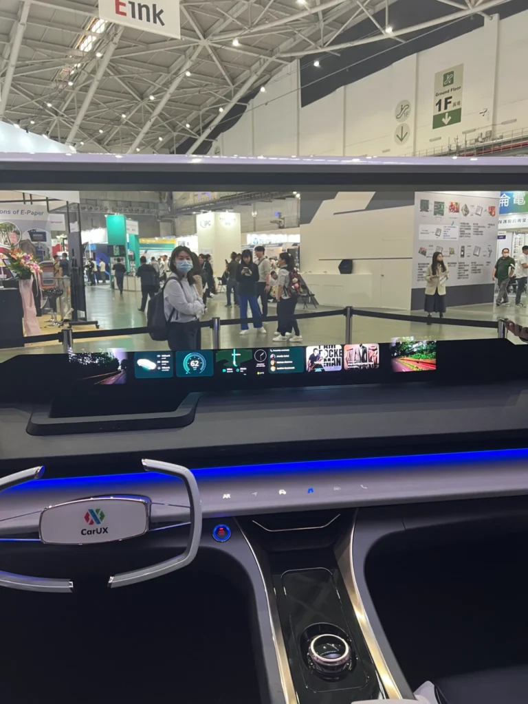 Pantalla y salpicadero de un vehículo expuesto en una feria tecnológica en China