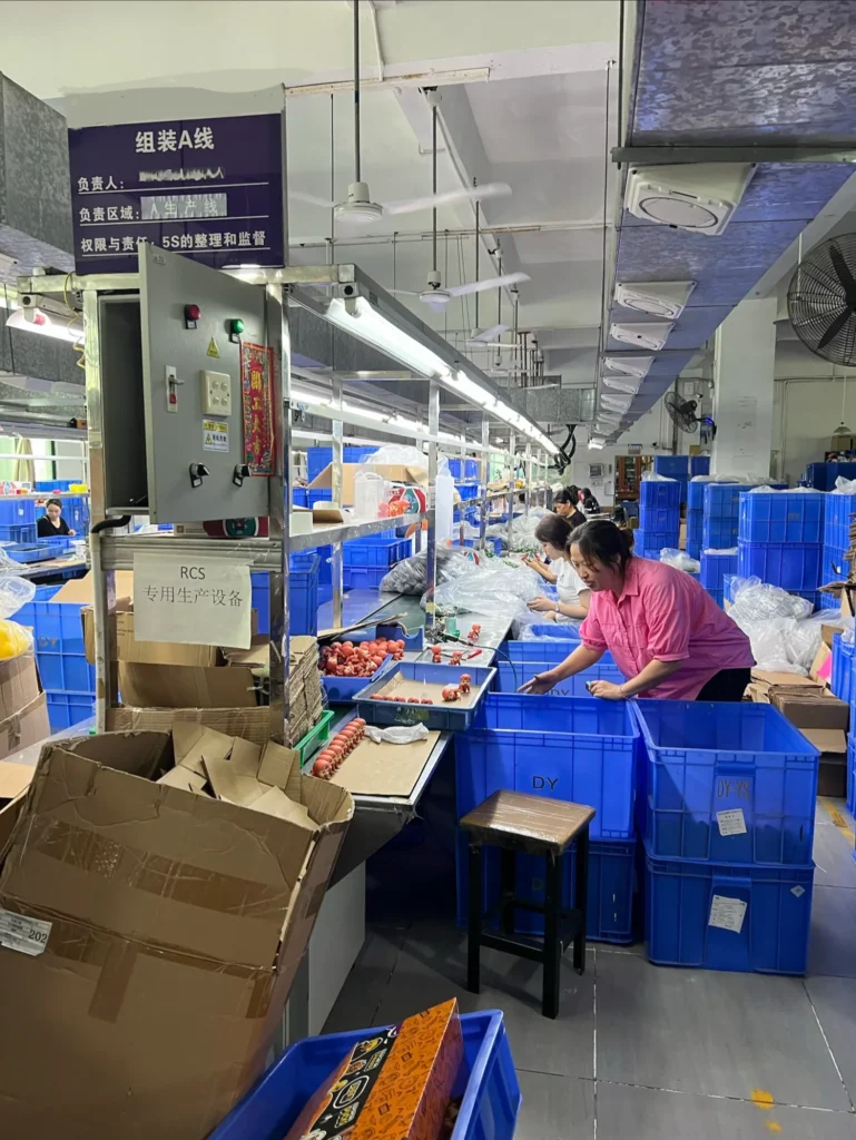 Línea de montaje en una fábrica en China visitada para verificar un proveedor