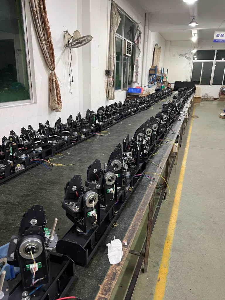 Línea de producción de focos de iluminación escénica en una fábrica china