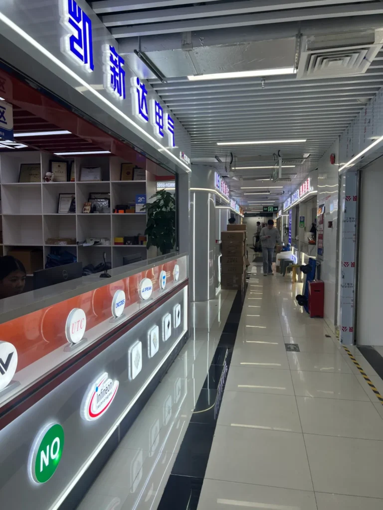 Pasillo de una galería comercial con tiendas de proveedores de electrónica en China