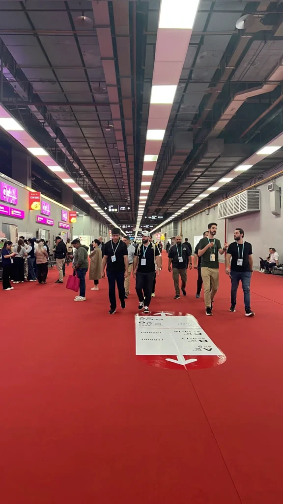 Pasillo central de una feria comercial en China lleno de visitantes profesionales