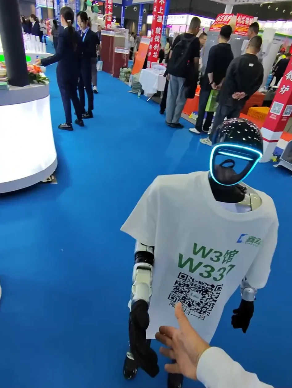 Ferias en China: robot humanoide en un stand tecnológico