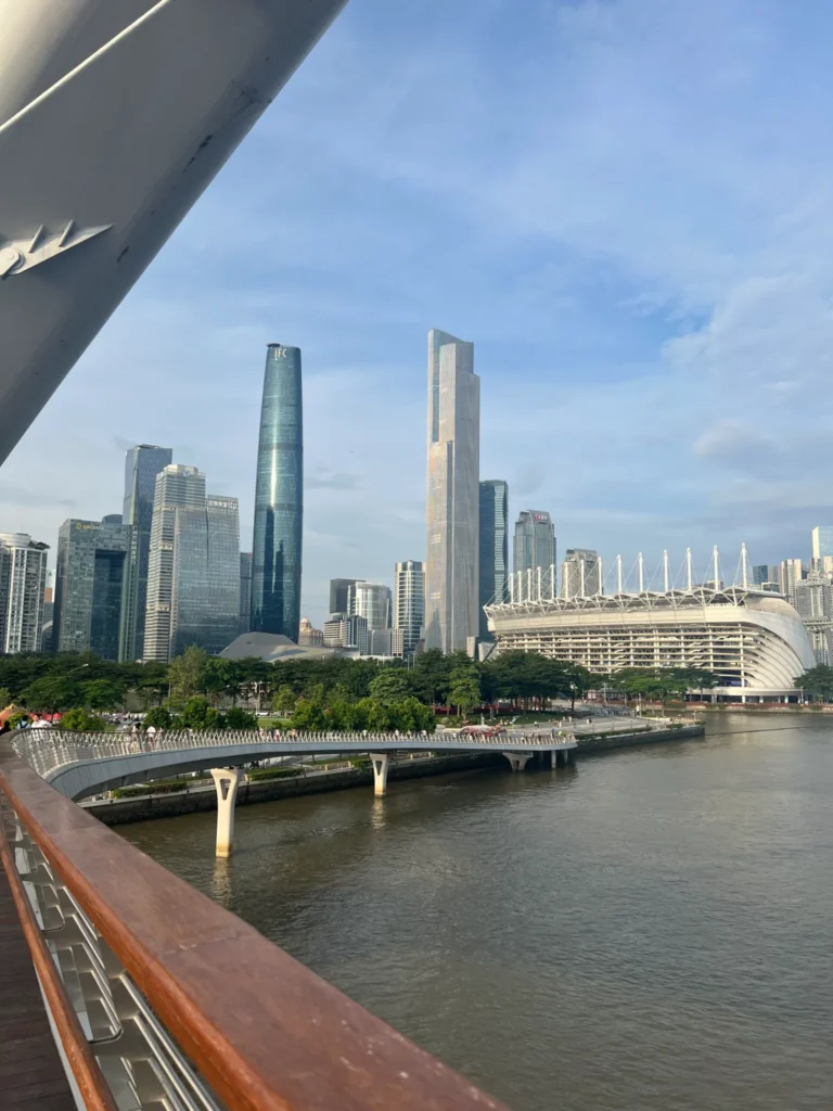 Rascacielos del distrito financiero de Guangzhou desde el río Perla, licencia de negocio china