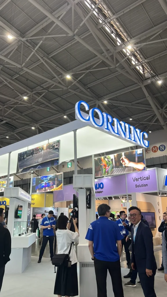 Stands de grandes empresas en el pabellón de una feria tecnológica en China