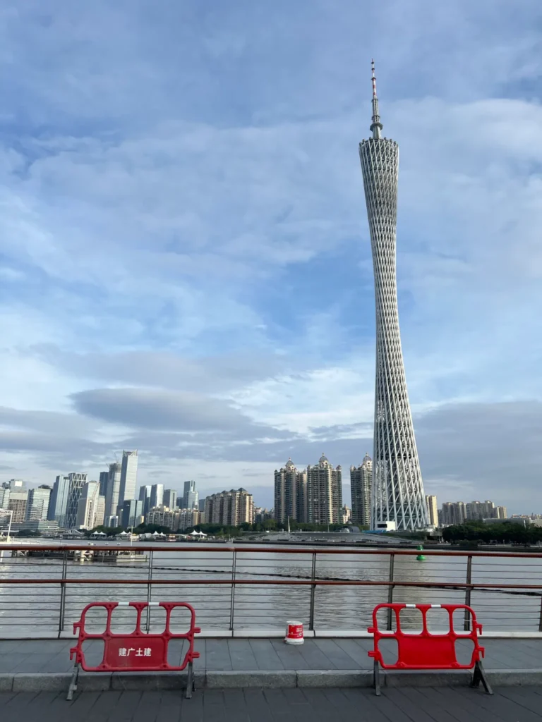 Torre de Cantón (Canton Tower) vista desde el río Perla en Guangzhou