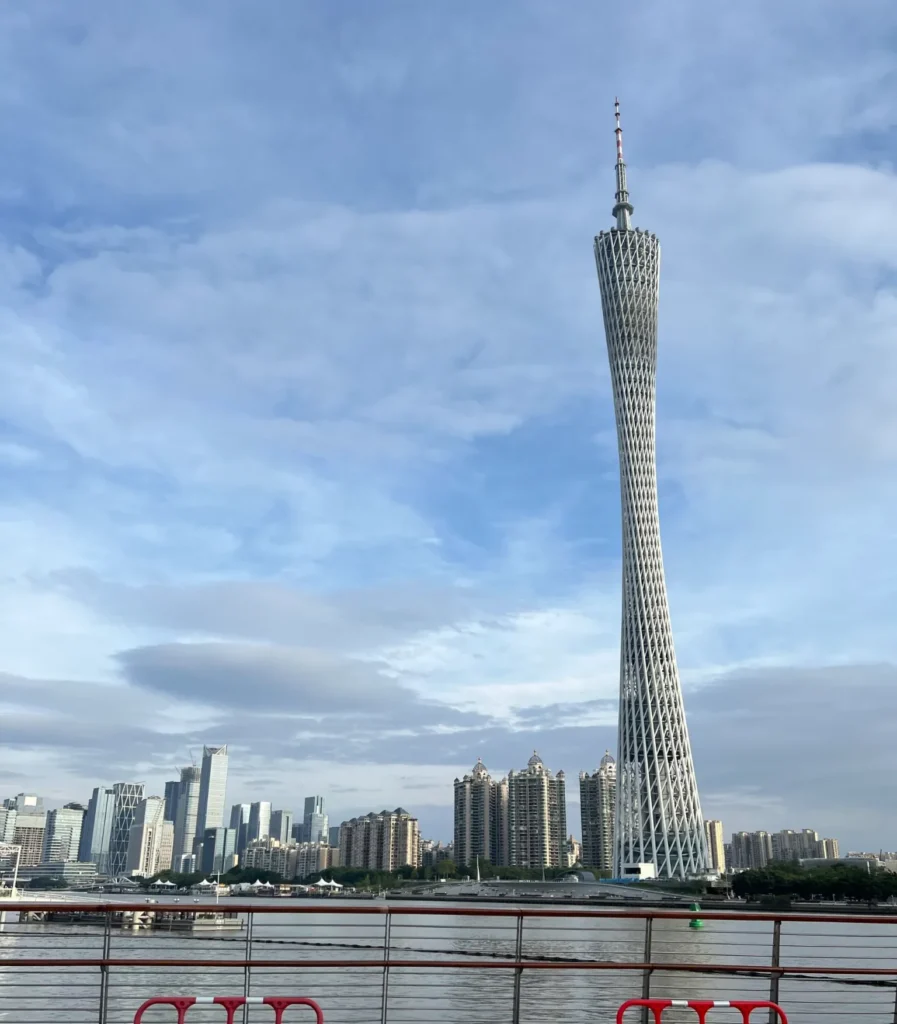 Torre de Cantón (Canton Tower) vista desde el río Perla en Guangzhou