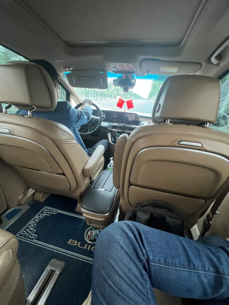 Interior de un monovolumen durante un traslado a una visita de empresa en China
