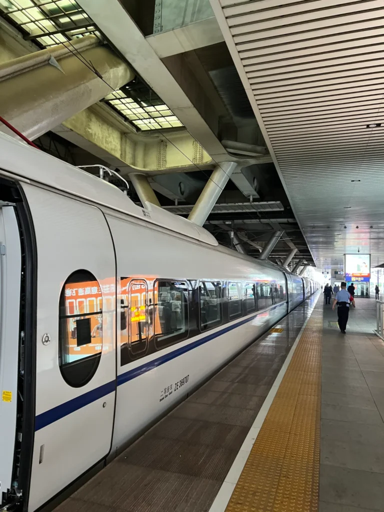 Tren de alta velocidad detenido en el andén de una estación en China